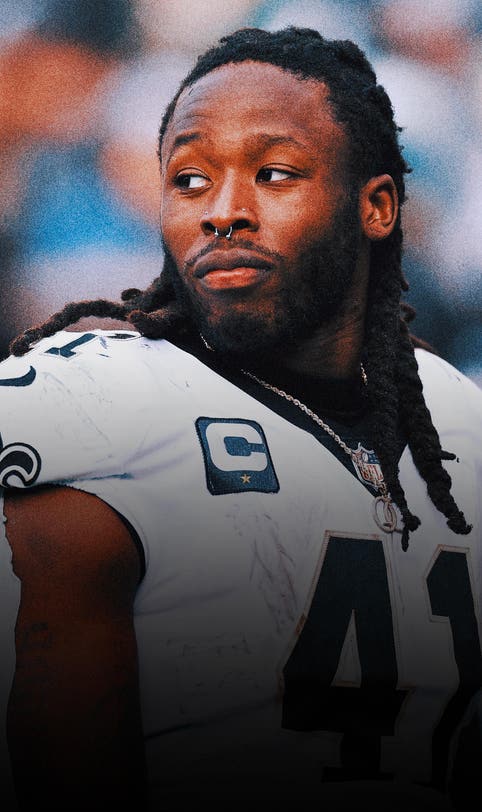 Alvin Kamara Gets Do-Over After Wild First Pitch Before Cardinals-Cubs Game